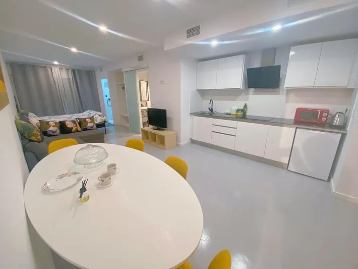 Aparthotel para 3 personas, con jardín además de piscina y vistas, Se admiten mascotas - 1