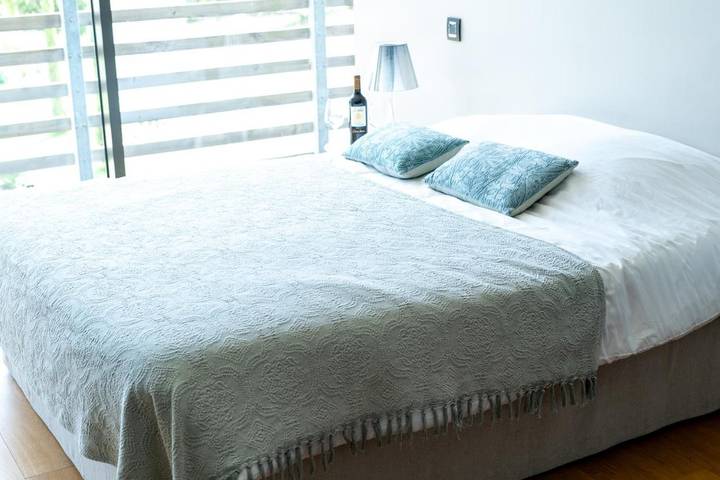 Location de vacances pour 2 personnes, avec terrasse ainsi que vue et jardin à Néac - 3