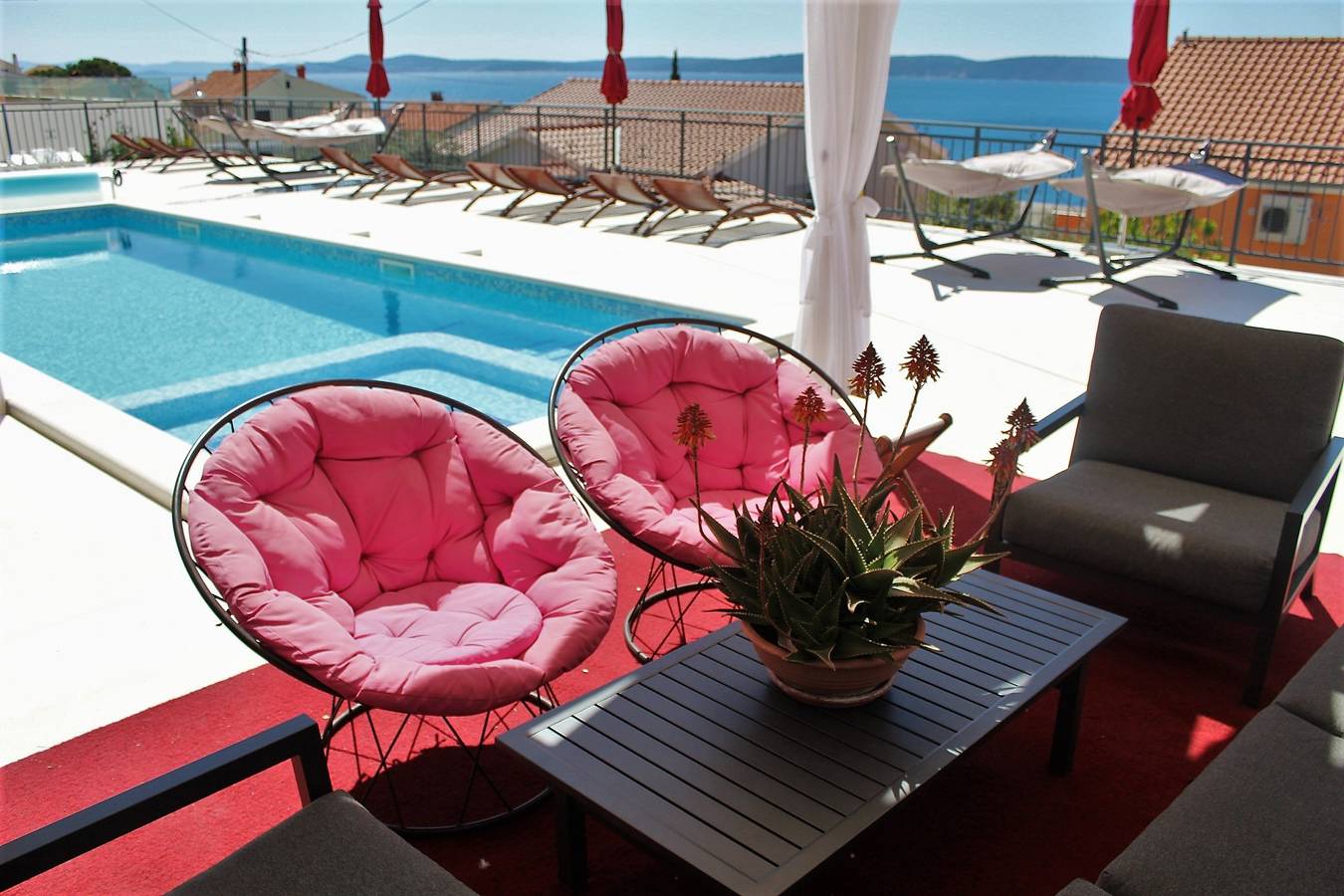Apartamento entero, Apartamento junto a la piscina con vistas al mar y amplia terraza a5 in Okrug Gornji, Čiovo