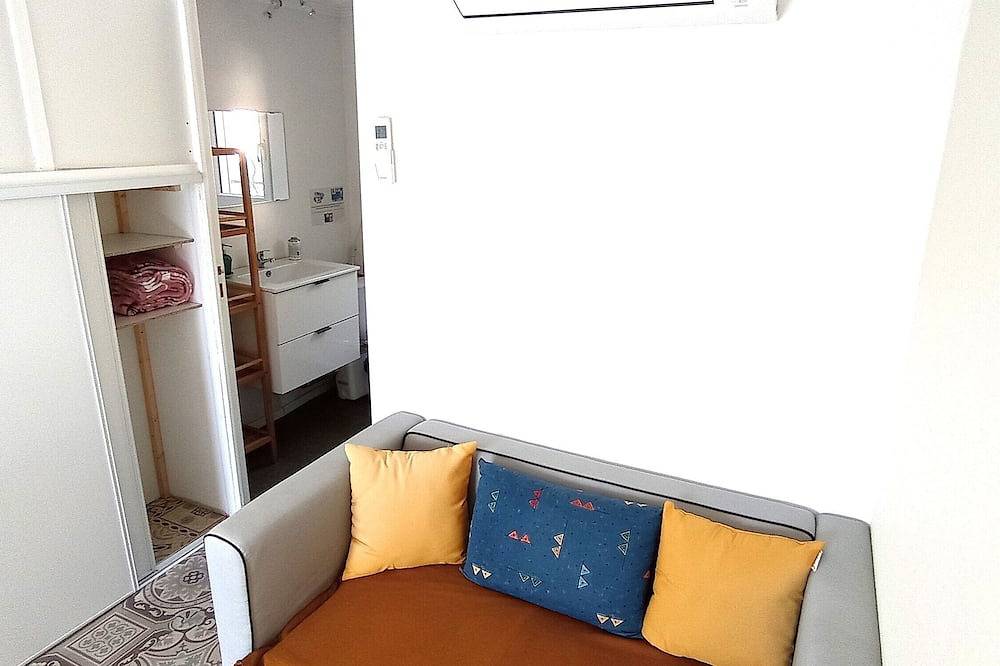Studio avec cuisine, Wc/douche et chambre/salon de 25m2, pour 2 personnes in Mimet, Côte méditerranéenne (France)