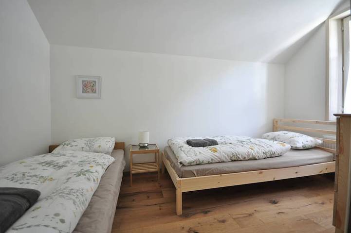 Familiehuis Jungfrau, 5 slaapkamers, 12 slaapplaatsen, tuin, barbecue en parkeerplaats in Matten bei Interlaken, Meer van Thun