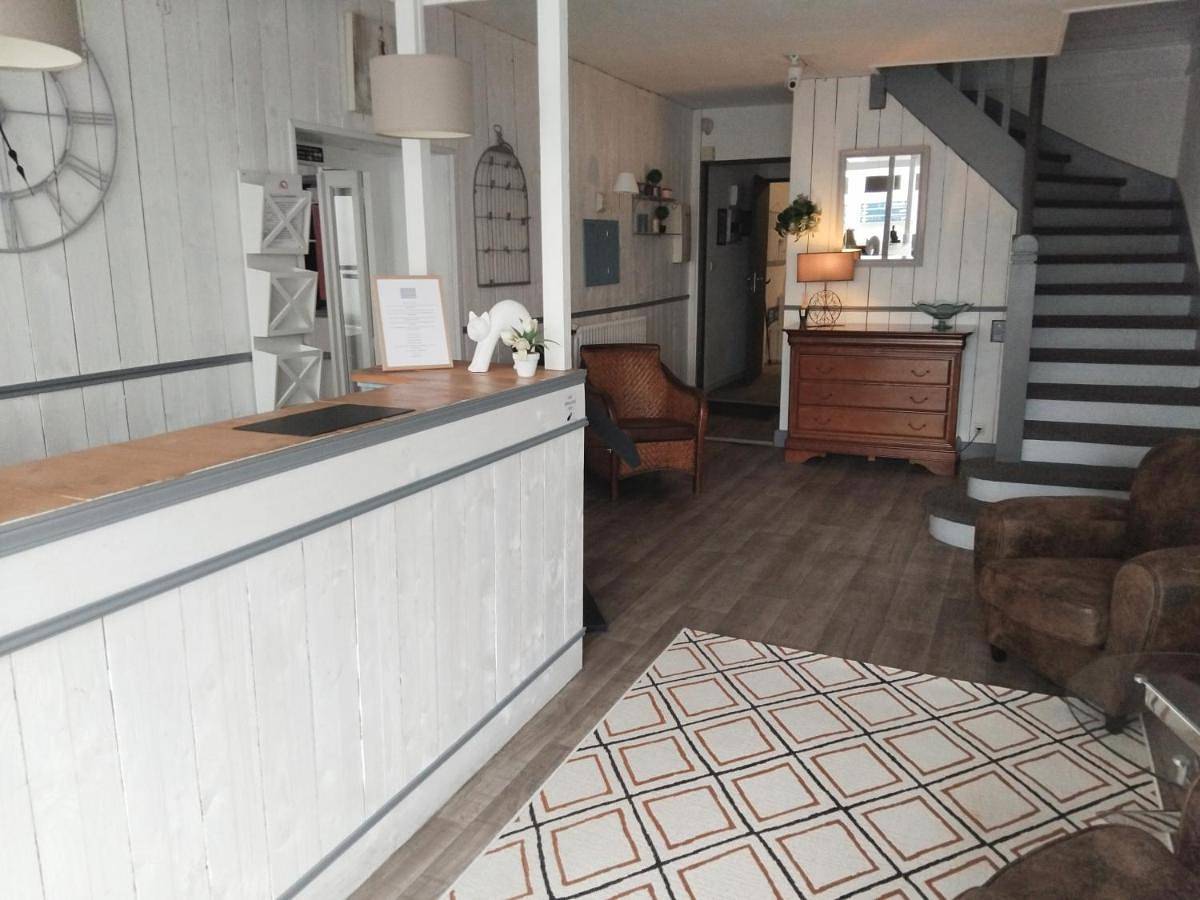 Double Room with Private Bathroom in Jonzac, Région de Jonzac