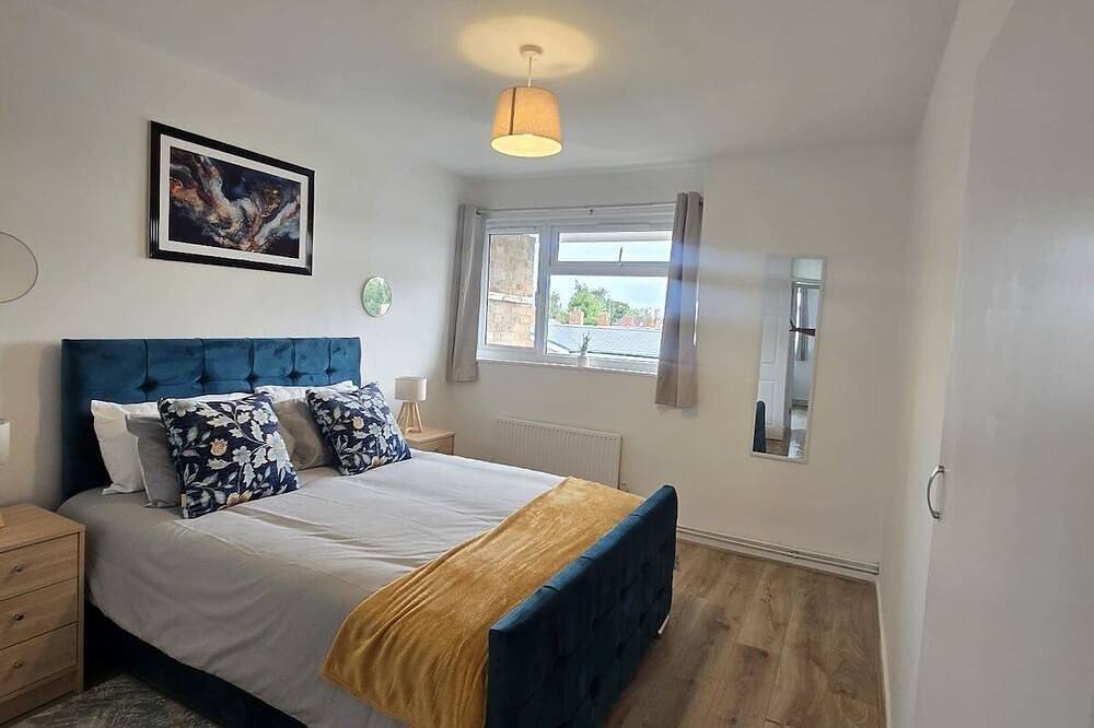 Entire apartment, Spacious 2Br | King Bed & Twin Setup in Slough in Slough, Berkshire