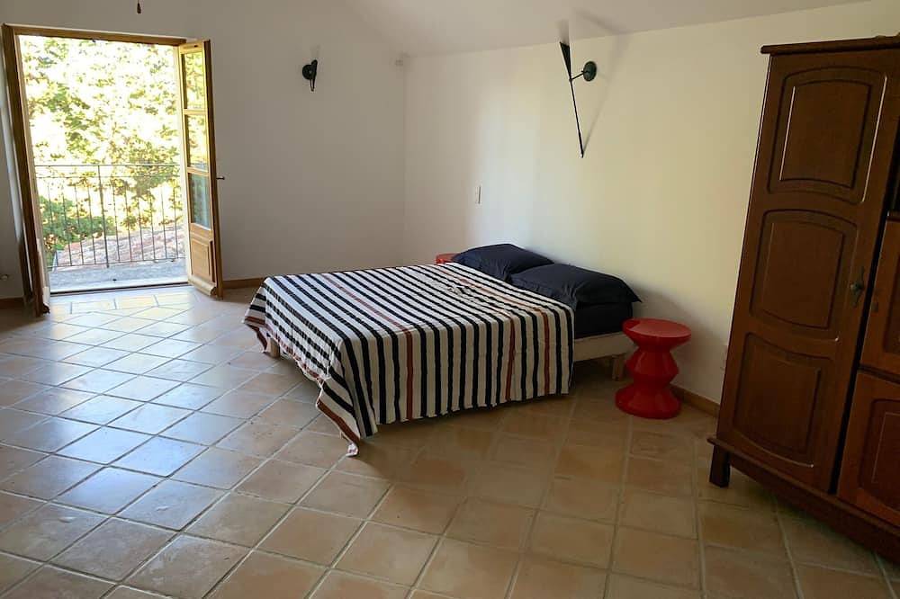 Xixth century country house amidst vineyards and olive groves in Piégon, Nyons region