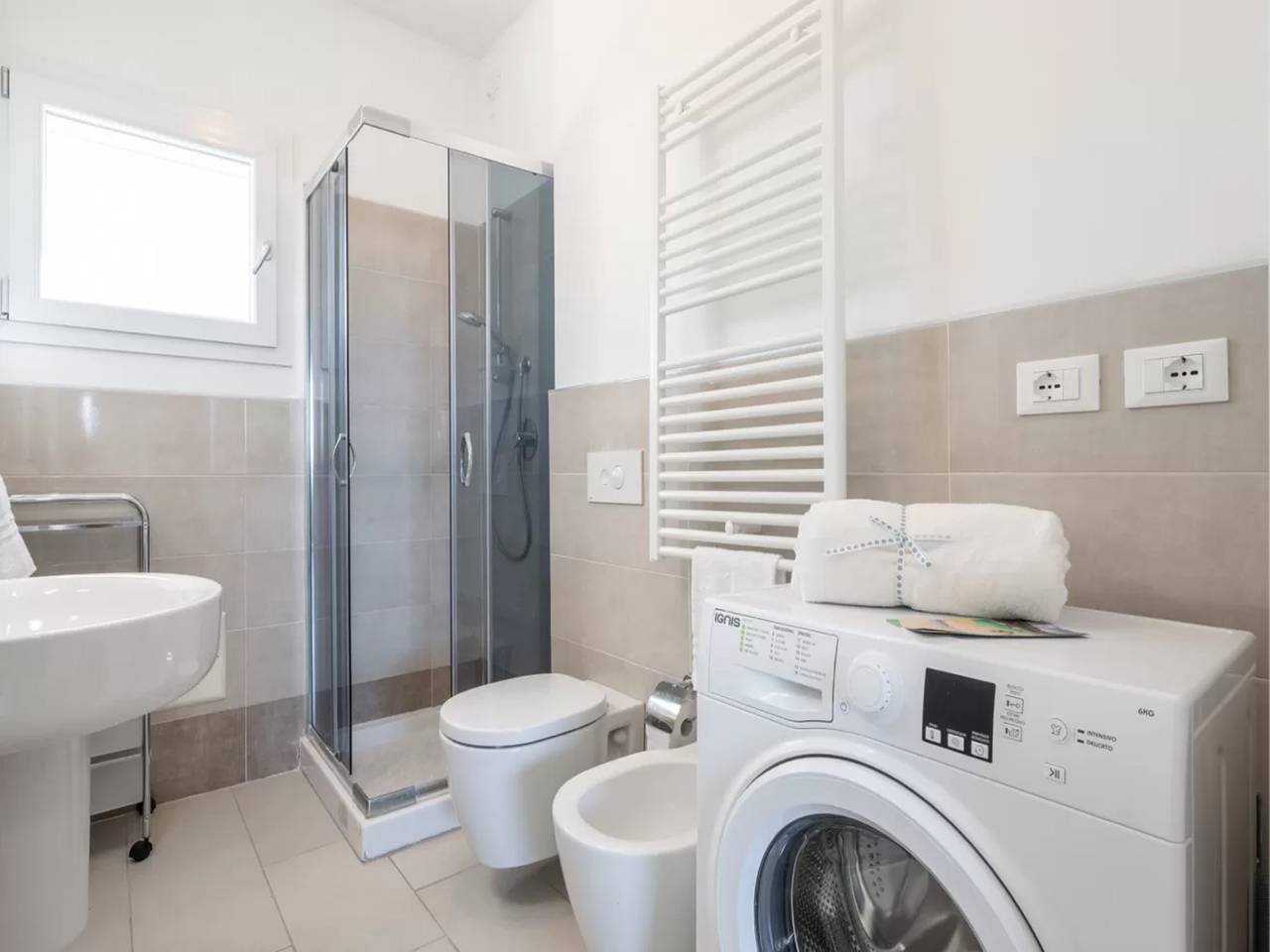 Appartamento intero, Nuova casa vacanze con terrazza vista mare in Pirotto Li Frati, Badesi