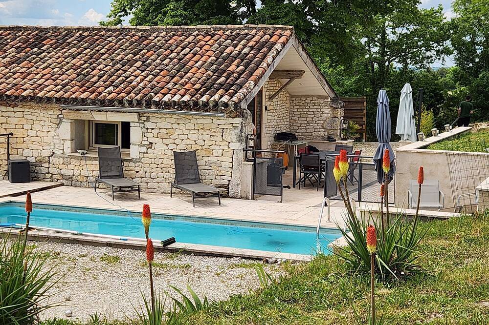 Grange en pierre du Quercy avec ses terrasses au calme et une vue dégagée. in Labastide-Marnhac, Quercy