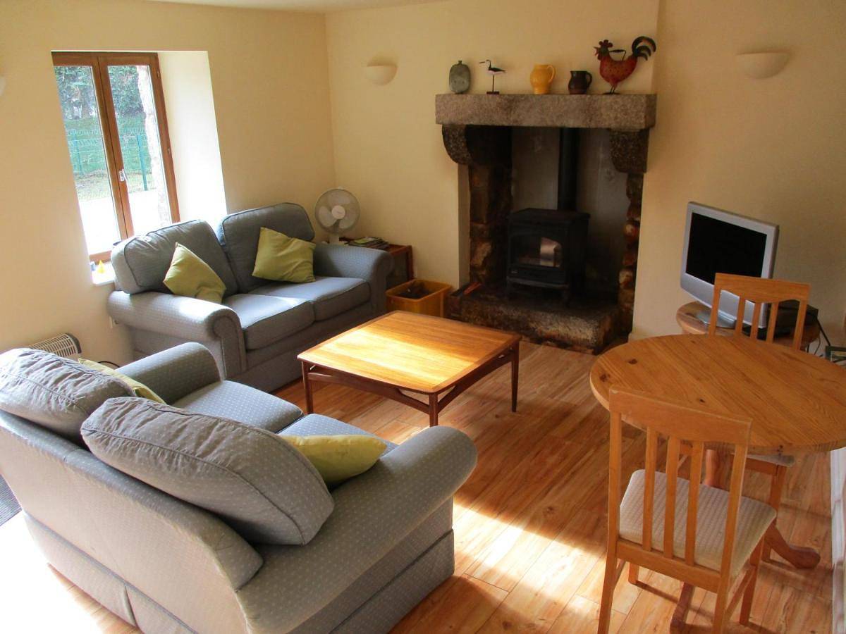 Appartement entier, Twin Room with Shared Bathroom in Saint-Nicolas-du-Pélem, Région de Guingamp