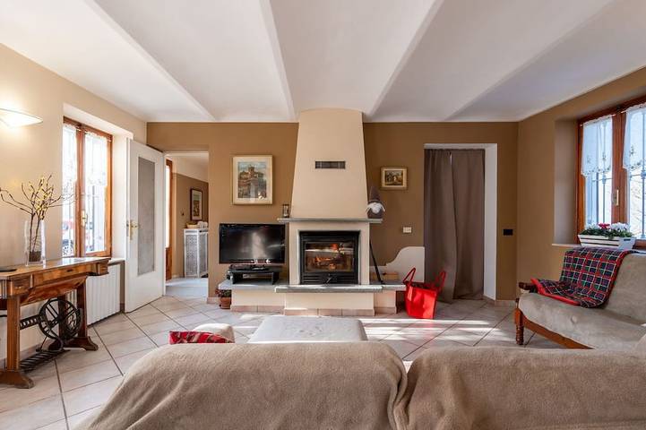 Caratteristica villa indipendente con piscina privata, WIFI, TV, patio e animali ammessi in Rocca d'Arazzo, Provincia d'Asti
