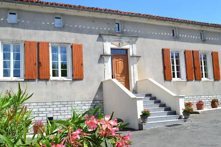 Gîte charentais rénové, vue vignobles, proche Angoulême in Champagne-Vigny, Charente