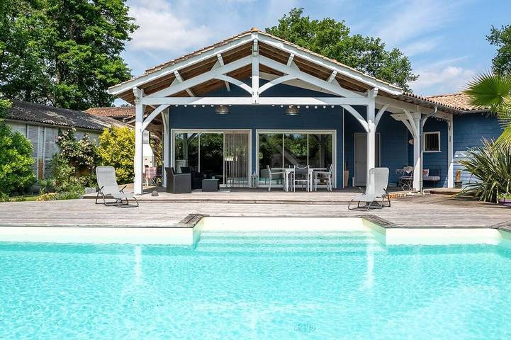Location de vacances pour 6 personnes, avec terrasse ainsi que piscine et jardin à Cantenac
