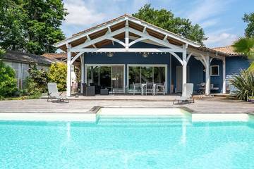 Gîte pour 6 personnes, avec jardin ainsi que terrasse et piscine à Cantenac