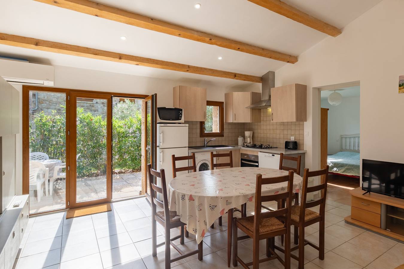 Maison 'Les Sources Gîte Calabert' avec piscine partagée, terrasse privée et climatisation in Chambonas, Parc naturel régional des Monts d'Ardèche