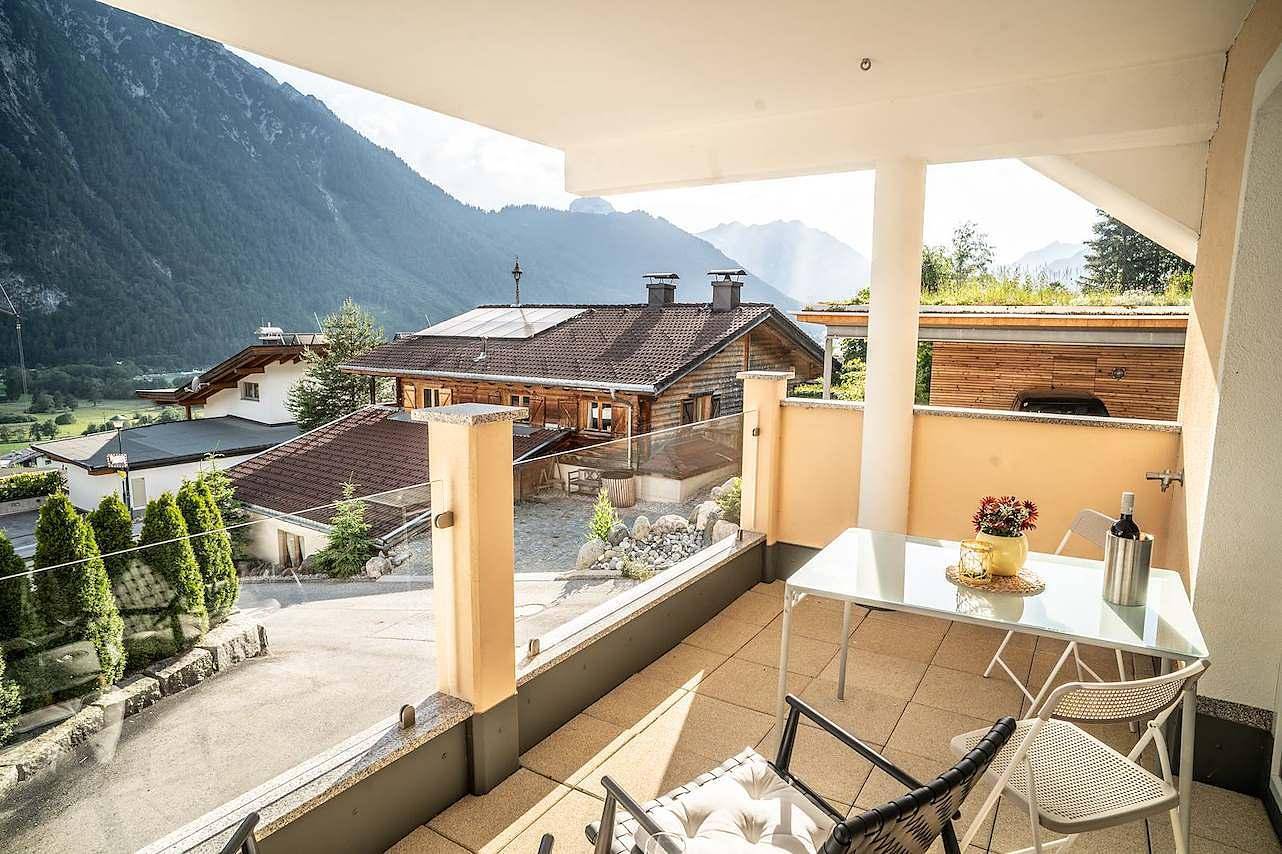 Entire holiday apartment, Apartment, shower and bath, toilet, facing the forest in Maurach, Eben am Achensee