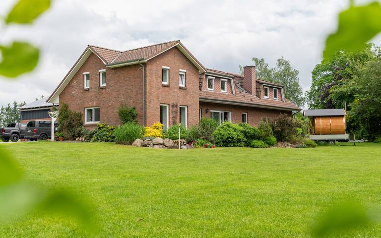 Ferienwohnung für 4 Personen, mit Balkon und Terrasse sowie Garten und Sauna in Weesby