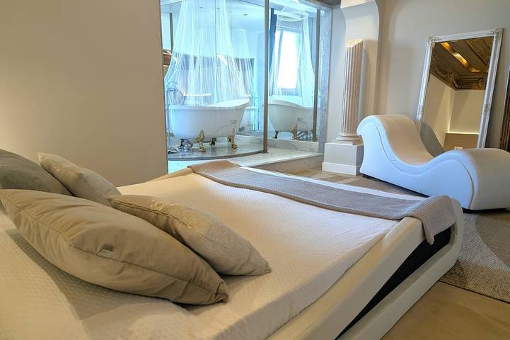 Ebony & Ivory Suite Home. Probably One of a Kind in Spain in Camargo, Kantabrische Küste