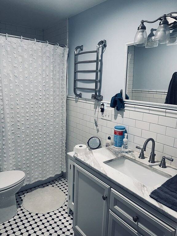 Cute 4 bed 2 bath cottage, short walk to shared road end dock. in Higgins Lake