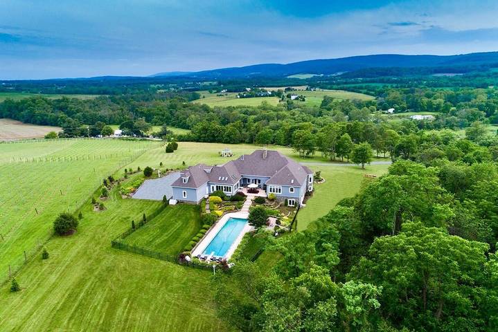 Vacation rental for 10 people, with yard and hot tub in Loudoun County