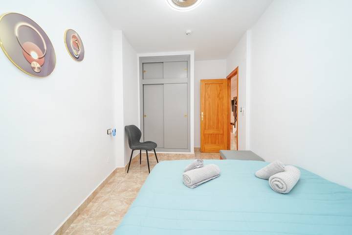 4-Bed Villa, Sleeps 8, Pets Ok & 10 min to Beach in Pueblo Patricia, Los Alcázares