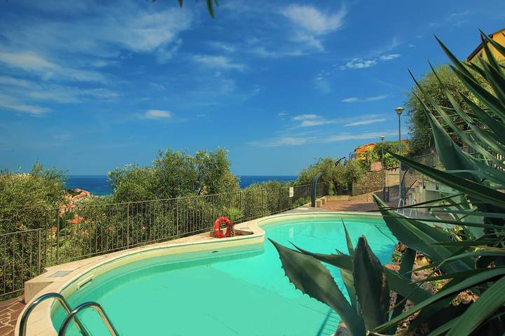 Ferienhaus für 5 Personen, mit Pool und Garten sowie Balkon