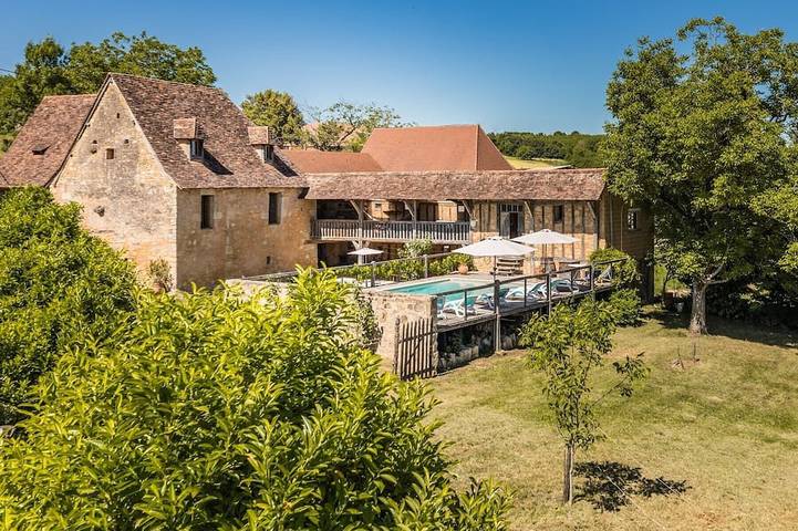 Location de vacances pour 11 personnes, avec Balcon ainsi que Terrasse et Jardin à Cherveix-Cubas