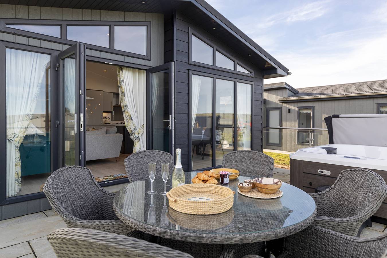 Bryn Hafod - Luxury Lodge, Hot Tub, Walk to Beach in Penally, Pembrokeshire