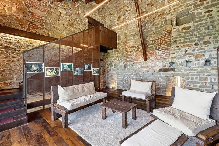 Mittelalterliches Schloss zwischen Langhe und Monregalese in Niella Tanaro, Cuneo Provinz