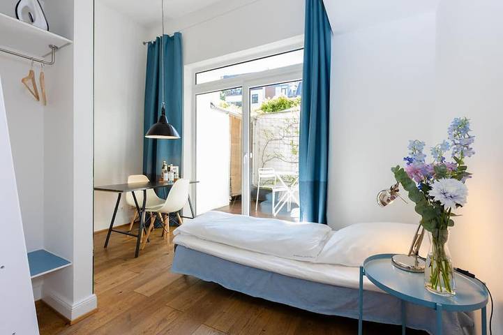 Appartamento intero, Bright, quiet apartment in the city with a sleeping loft and a small private courtyard in Colonia, Renania