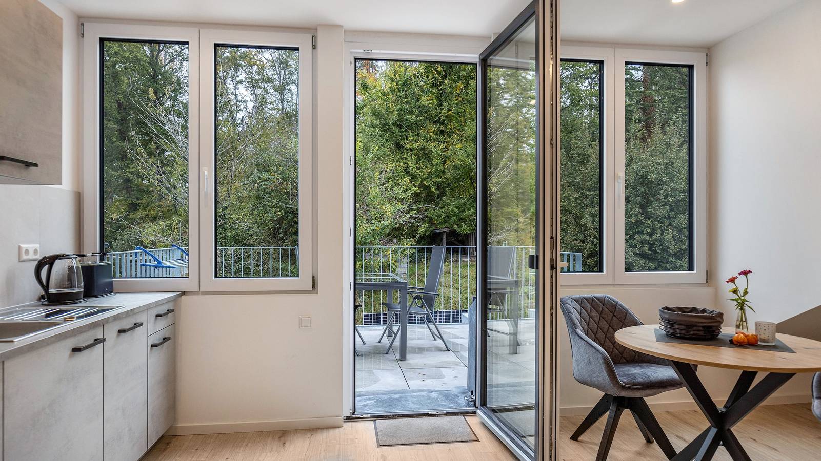 Appartamento intero, Appartamento 'Ferienwohnung Waldblick' con balcone, Wi-Fi e aria condizionata in Allensbach, Untersee