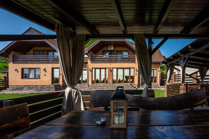 Gîte pour 6 personnes, avec jardin et jacuzzi, adapté aux familles dans Mureș