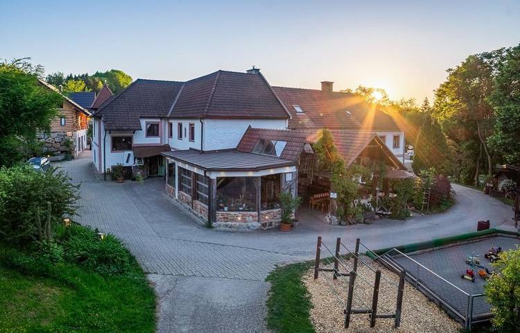 Ferienhaus für 3 Personen, mit Terrasse und Pool sowie Garten