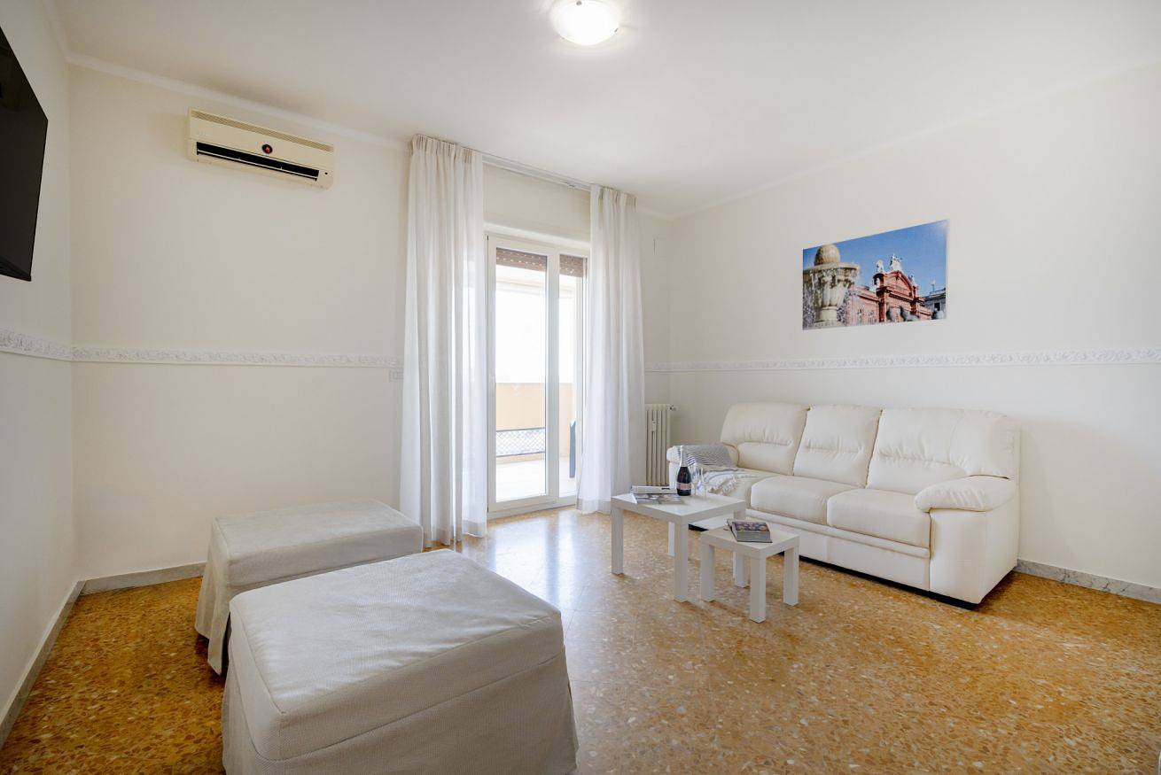 Appartement entier, Appartement de vacances pour 6 personnes avec balcon/terrasse in Bari, Province de Bari