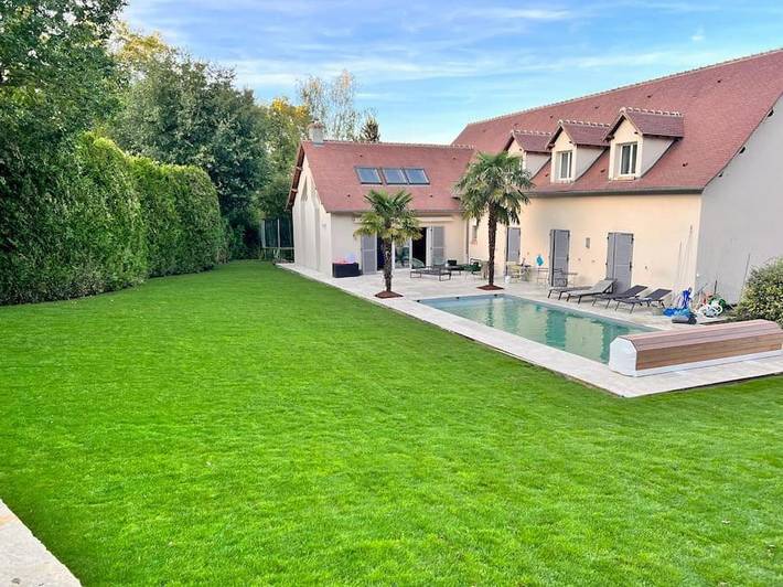 Location de vacances pour 12 personnes, avec piscine et jardin à Méré