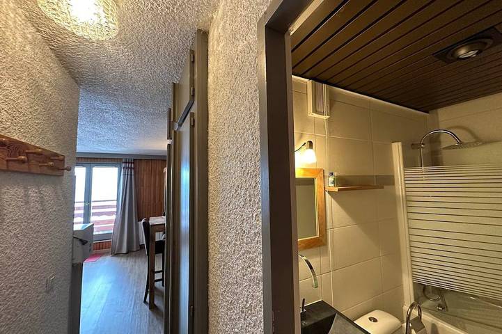 Ganze Wohnung, Gemütliches Studio, Ski-in/Ski-out, nahe Zentrum, privater Balkon in Méribel-Mottaret, Les Allues