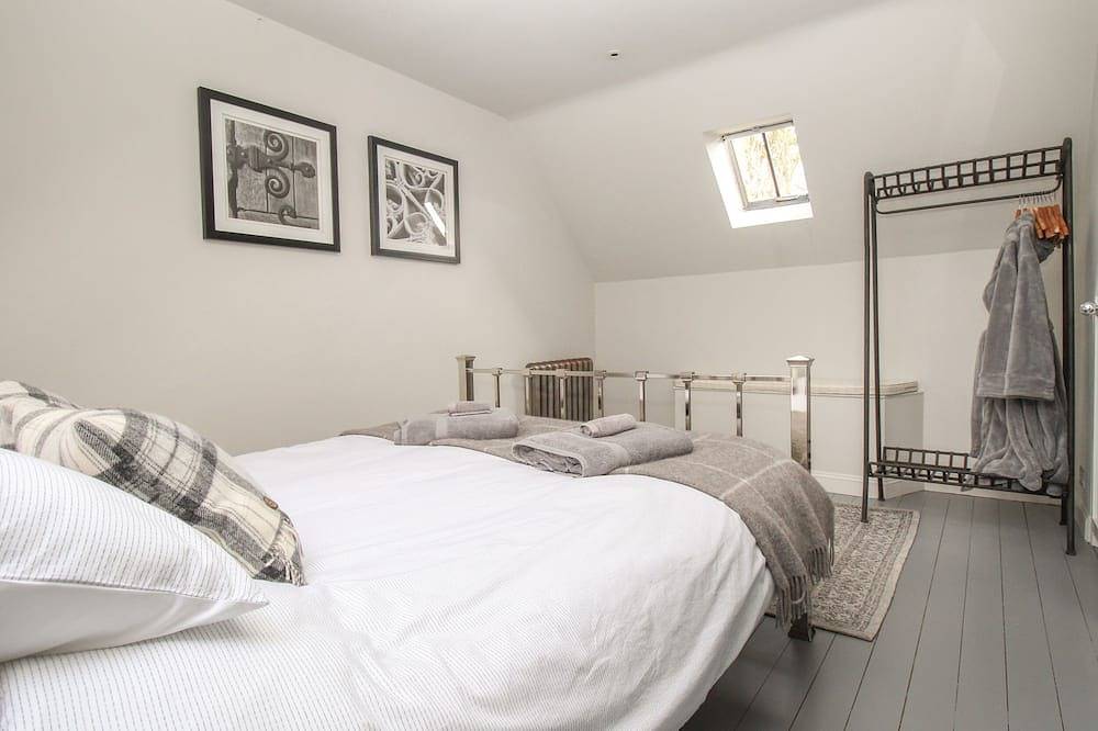 St Mary'S Chapel, family friendly, with open fire in West Lulworth in Lulworth Cove, Dorset