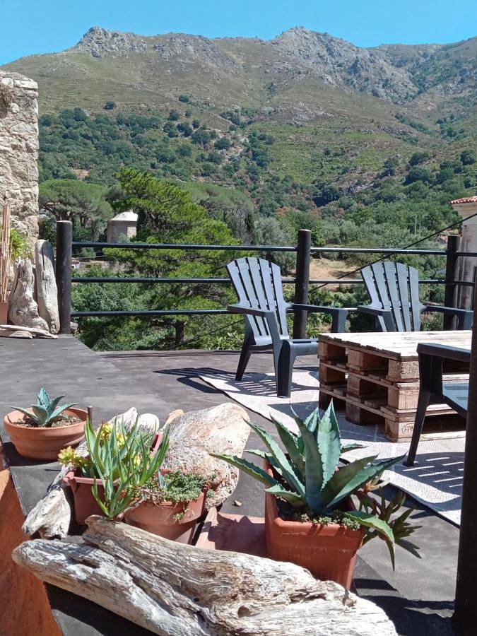 Ferienhaus für 4 Personen, mit Balkon und Terrasse sowie Pool und Ausblick in Ville-di-Paraso