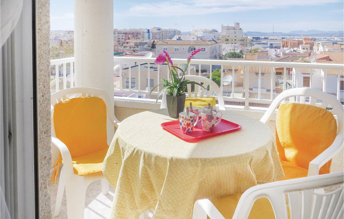 Entire holiday apartment, Beachside Apartment with WiFi, AC, Pool & Terrace in Torrevieja Centre, Torrevieja