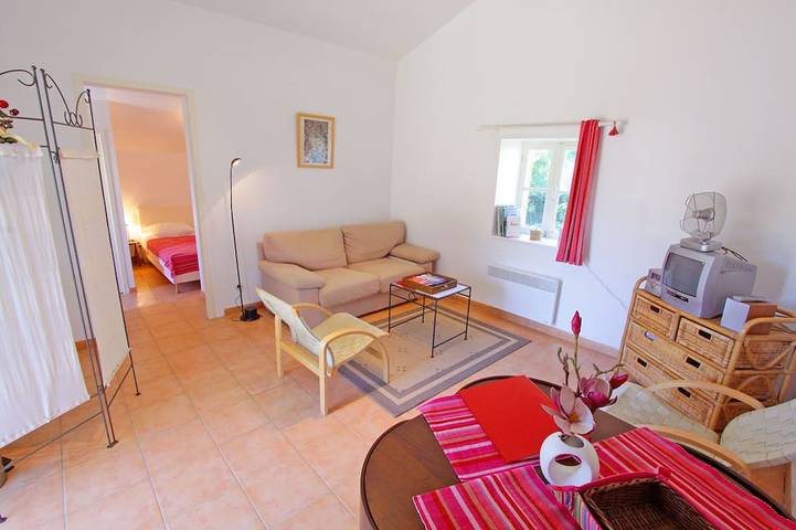 Gîte pour 4 personnes, avec jardin et piscine