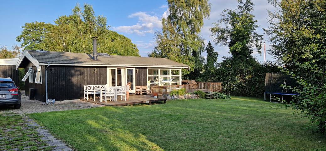 Ferieudlejning for 6 personer, med terrasse og have i Rødvig