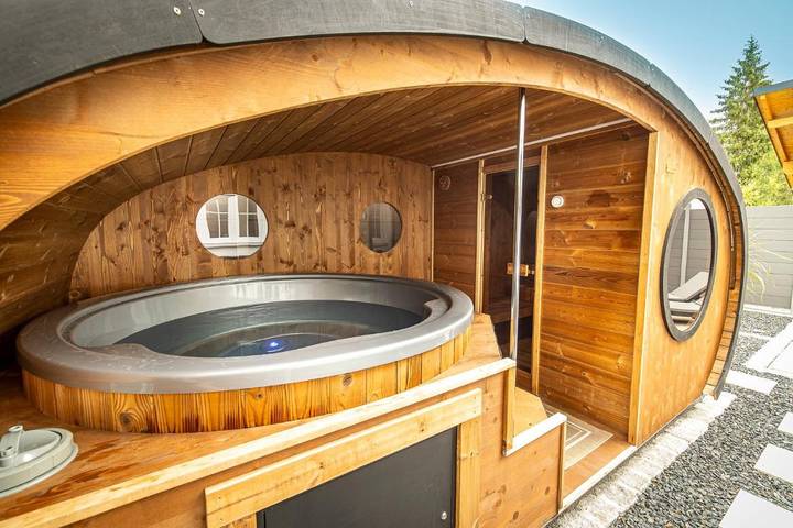 Ferienwohnung für 4 Personen, mit Balkon und Whirlpool sowie Sauna und Pool