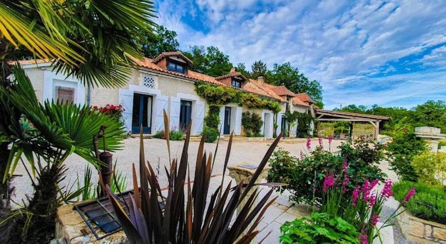 Location de vacances pour 2 personnes, avec vue ainsi que piscine et jardin, animaux acceptés à Sorges - 3