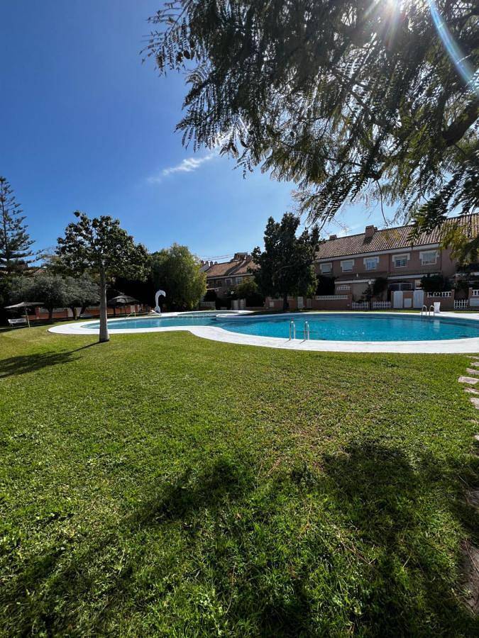 Location de vacances pour 6 personnes, avec piscine ainsi que jardin et terrasse à Sant Joan d'Alacant - 2