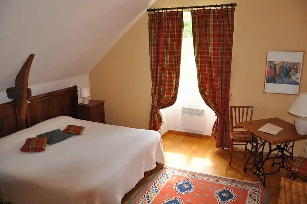 Domaine du Château la Rhue, grand espace, piscine in Rocamadour, Massif Central