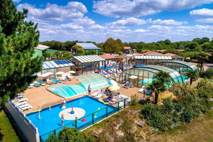 Gîte pour 5 personnes, avec vue et jardin ainsi que piscine et bassin pour enfant à Saint-Julien-des-Landes
