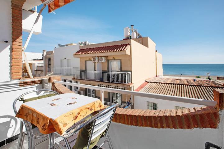 Entire apartment, Apartment 'Bulto Carihuela B' with Sea View, Wi-Fi and Air Conditioning in La Carihuela, Torremolinos