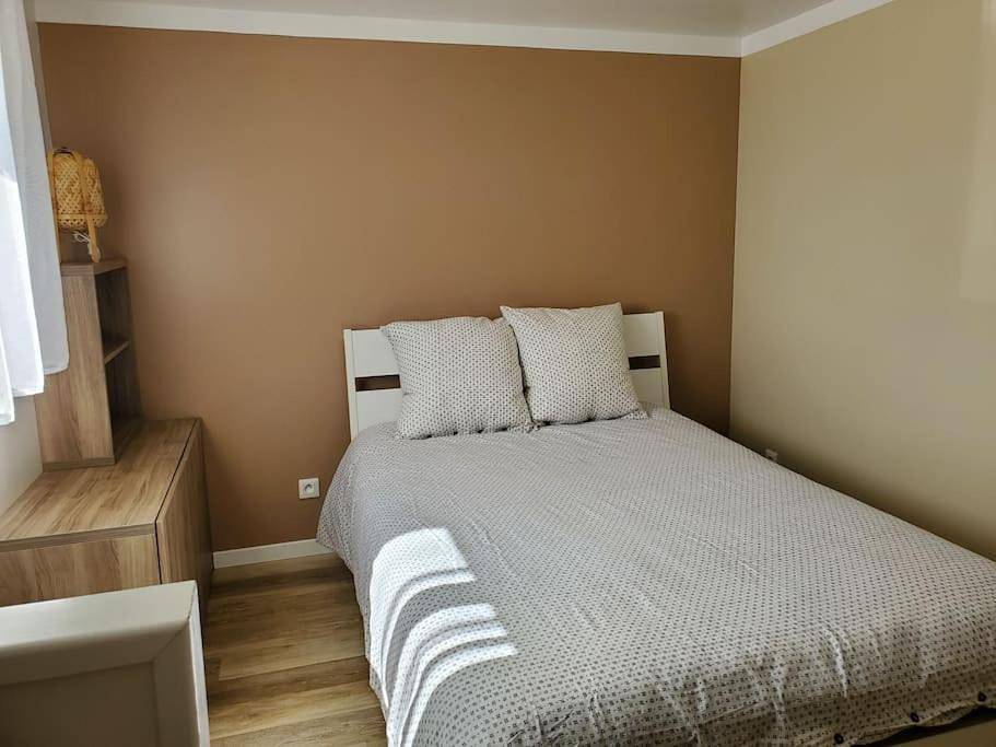Appartement entier, One-Bedroom Apartment in Saintes, Région de Saintes