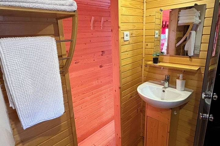 Romantic Getaway in an Alsatian Caravan in Hilsprich, Saargemünd