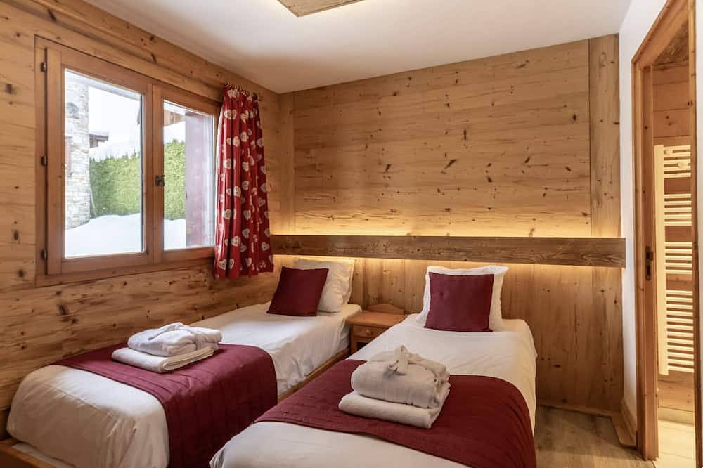 Chalet Versoye self-catered chalet, ensuite beds, spa, boot warmer. Sleeps 12. in La Plagne, Bellentre