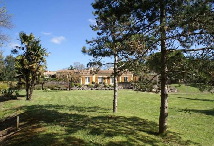 Gîte pour 12 personnes, avec Terrasse et Jardin ainsi que Piscine et Sauna