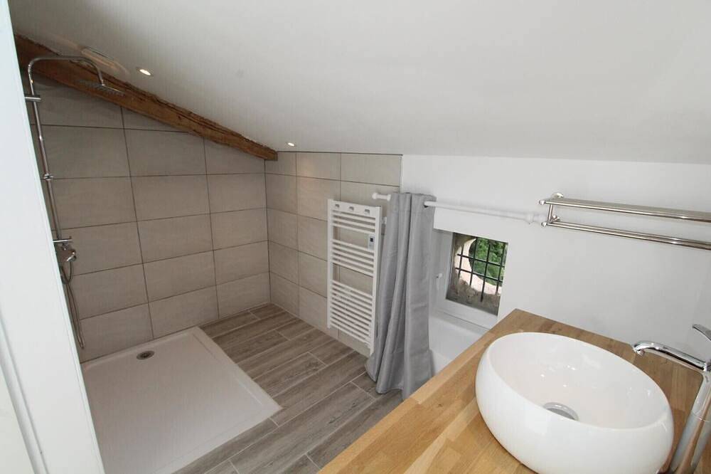 Guest Room 'Marie' with Shared Pool, Wi-Fi, and Air Conditioning in Saint-Alban-Auriolles, Ardèche