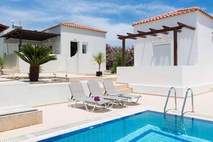 Ferienwohnung für 6 Personen, mit Terrasse und Garten sowie Pool und Ausblick in Chorafakia